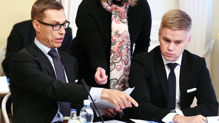Pääministeri Alexander Stubb ja erityisavustaja Joonas Turunen (oik.) Smolnassa Helsingissä 9. helmikuuta. Hallitus kokoontui käsittelemään ensimmäistä vuoden 2015 lisätalousarvioesitystä.