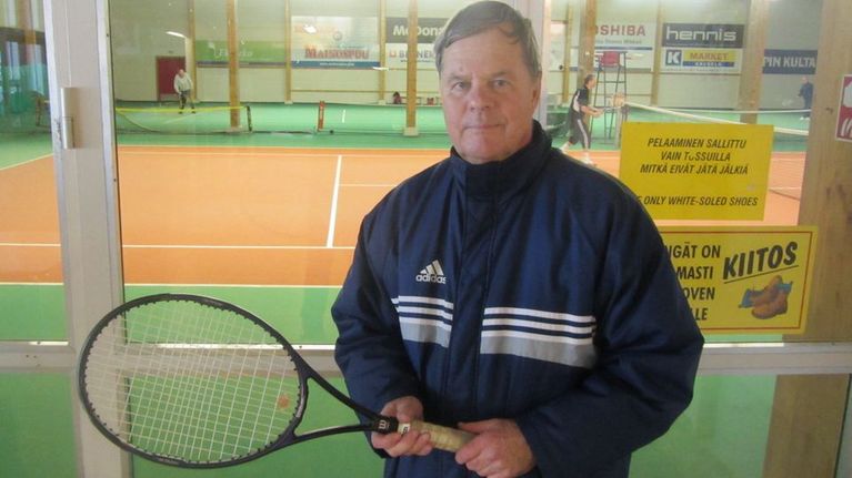 70-vuotias Matti Vanhanen käy pelaamassa tennistä useita kertoja viikossa.