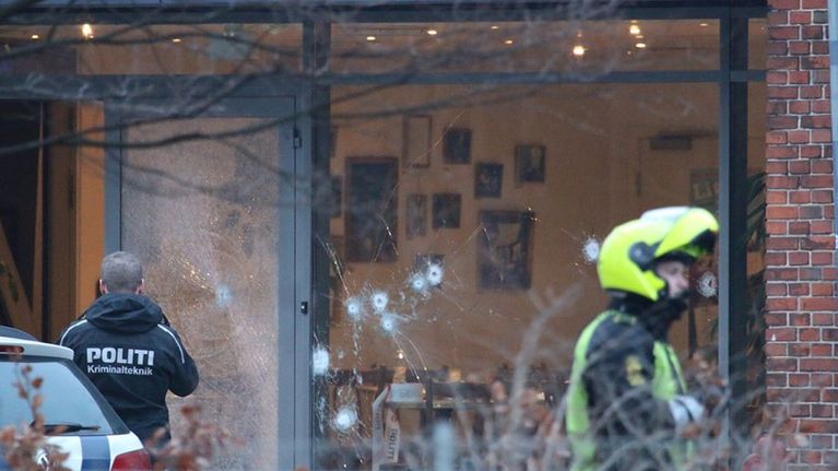 Ampumajälkiä ikkunassa.