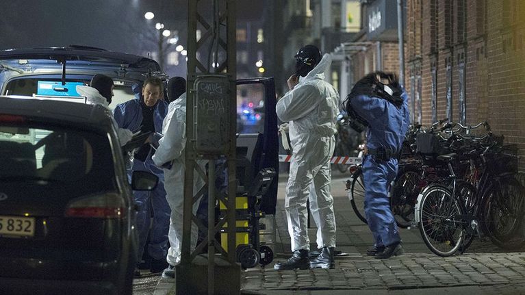 Etsintöihin osallistuvia poliiseja kadulla.