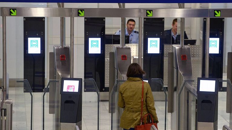 Passin tarkistuspiste Saksan Düsseldorfissa.