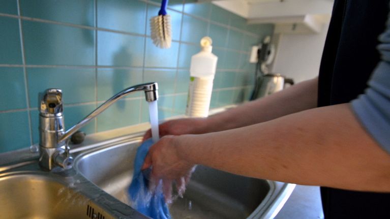 Siivoojaa huuhtoo rättiä