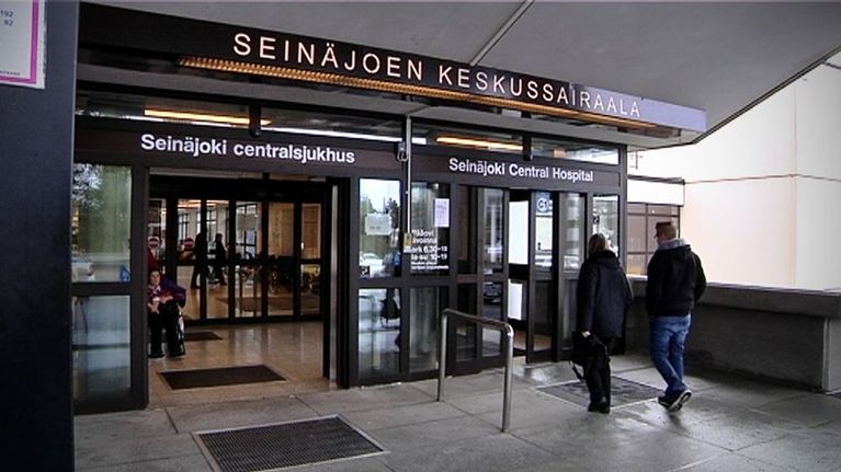 Seinäjoen keskussairaalan pääsisäänkäynti.