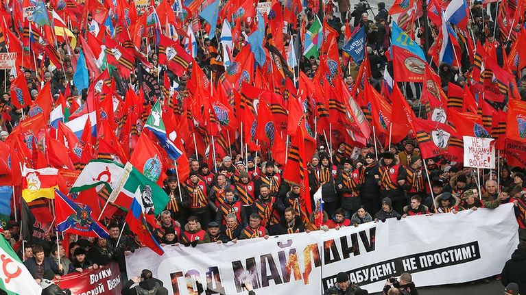 Venäläiset osallistuivat mielenosoitusmarssiin Moskovassa 21. helmikuuta 2015. 
