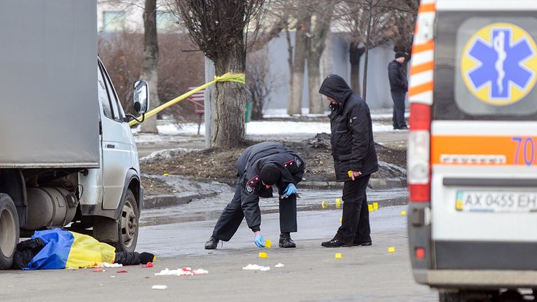 Poliisiviranomainen tutkii räjähdysaluetta Harkovassa 22. helmikuuta 2015. 