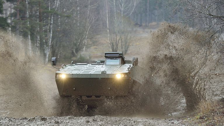 Syyttäjän mukaan lahjalupauksilla haluttiin varmistella Patrian Slovenian valtion kanssa sopiman panssariajoneuvokaupan toteutumista.