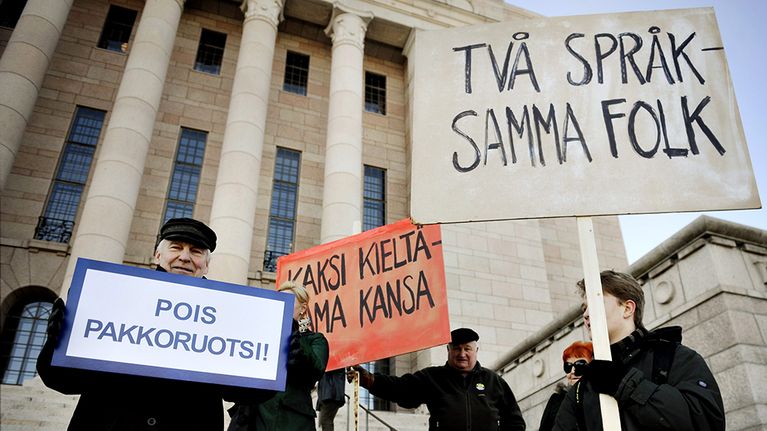Kaksi näkemystä kohtaa toisensa vuodesta toiseen. Kaksikielisyyden kannattajat ja pakkoruotsin vastutajat kohtasivat mielenilmaisussa eduskuntatalon portailla.