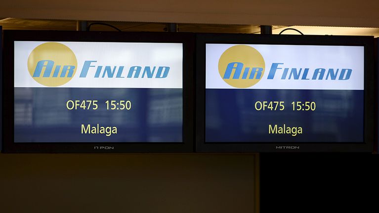 Lentoyhtiö Air Finlandin lähtöselvityksen infotaulu Helsinki-Vantaan lentoasemalla tiistaina 26. kesäkuuta 2012. 