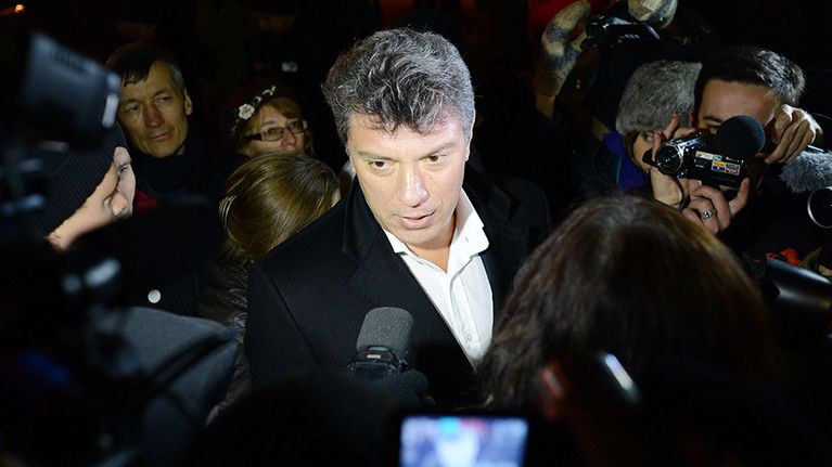 Oppositiopoliitikko Boris Nemtsov lehdistön ympäröimänä Moskovassa 5. joulukuuta 2012.