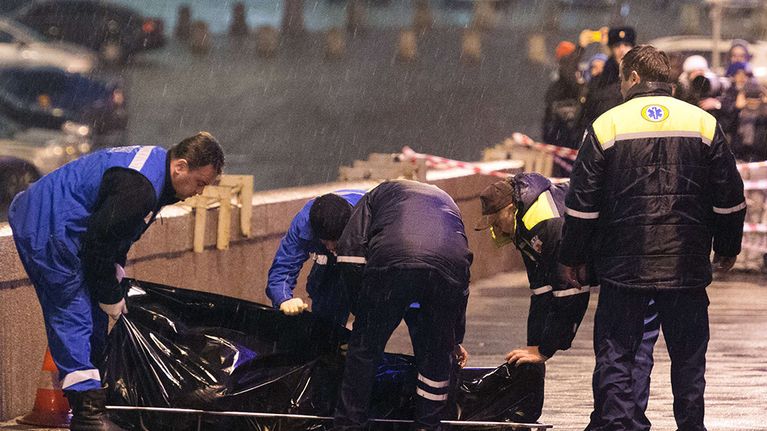 Pelastushenkilöstö siirtää Boris Nemtsovin ruumista Moskvoretskyn sillalla Moskovassa 28. helmikuuta 2015. 