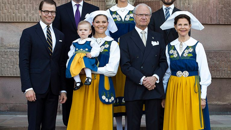 Ruotsin kuninkaallinen perhe seisoo rappusilla