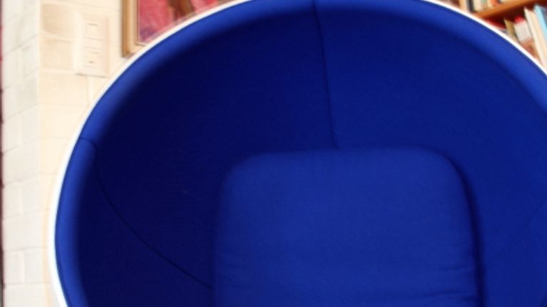 Eero Aarnion suunnittelema pallotuoli on pari vuotta sitten hankittu aarre.