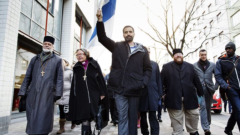 Ortodoksisen seurakunnan rovasti Heikki Huttunen, luterilaisen kirkon piispa Irja Askola, Helsingin juutalaisen seurakunnan puheenjohtaja Yaron Nadbornik ja Suomen islamilaisen yhdyskunnan imaami Anas Hajjar ystävyyskävelyllä kolmea pyhäkköä yhdistävällä reitillä Helsingissä.