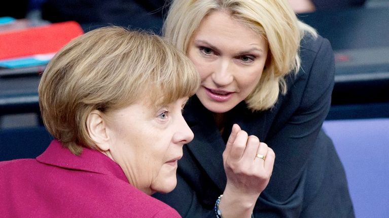 Saksan liittokansleri Angela Merkel ja perheasioiden ministeri Manuela Schwesig liittopäivien tapaamisessa, jossa lakiuudistus hyväksyttiin.