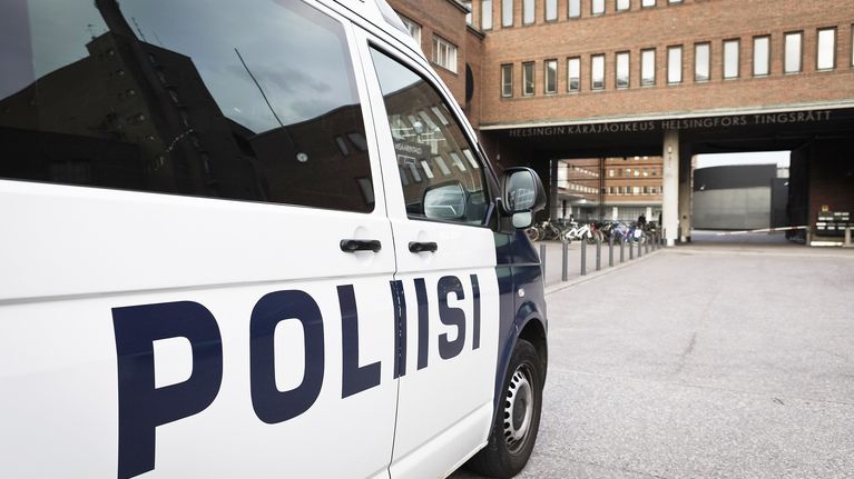 Poliisiauto oikeustalon edustalla Helsingissä.