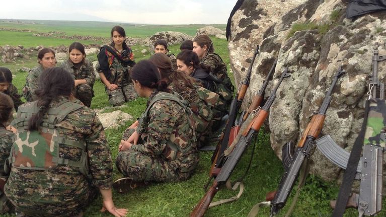 Syyrian kurdien asevoimissa on tuhansia naistaistelijoita.