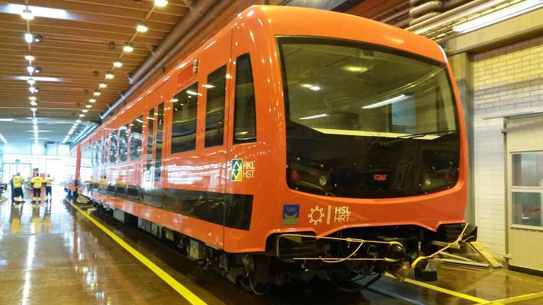 Uutta metrojunaa esiteltiin HKL:n varikolla.