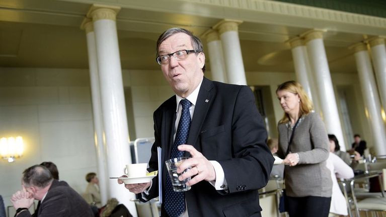 Kansanedustaja Kari Rajamäki 10. maaliskuuta 2015 eduskunnan kahviossa. 