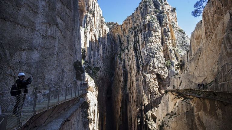 Toimittajat tutustuvat uusittuun Caminito del Rey -kävelypolkuun Gaitanesin rotkolla lähellä Malagaa.