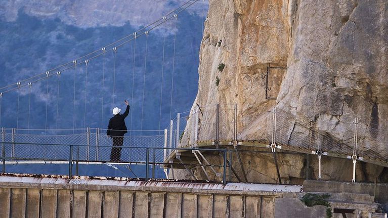 Toimittajat tutustuvat uusittuun Caminito del Rey -kävelypolkuun Gaitanesin rotkolla lähellä Malagaa.