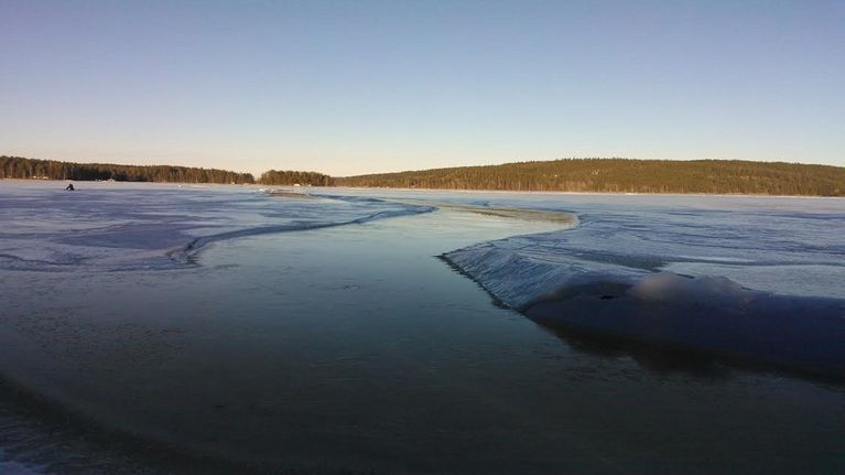 Pelastuslaitoas varoittaa jäällä liikkuvia Päijänteeseen avautuneesta railosta.