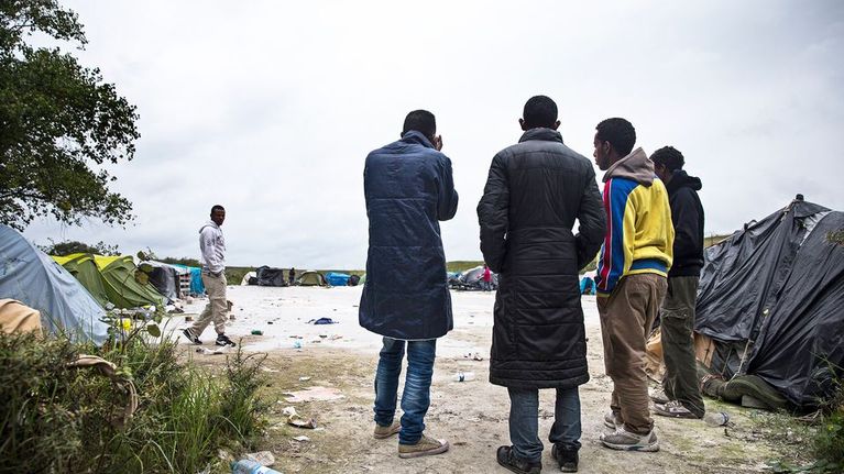 Eritreasta paenneiden pystyttämä leiri Calais`ssa, Pohjois-Ranskan rannikolla, elokuussa 2014. Pakolaiset pyrkivät Iso-Britanniaan Ranskan läpi kulkevien rekkojen kyydissä.