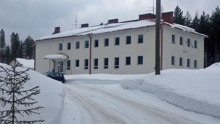 Sakaran koulu ulkoa kuvattuna.