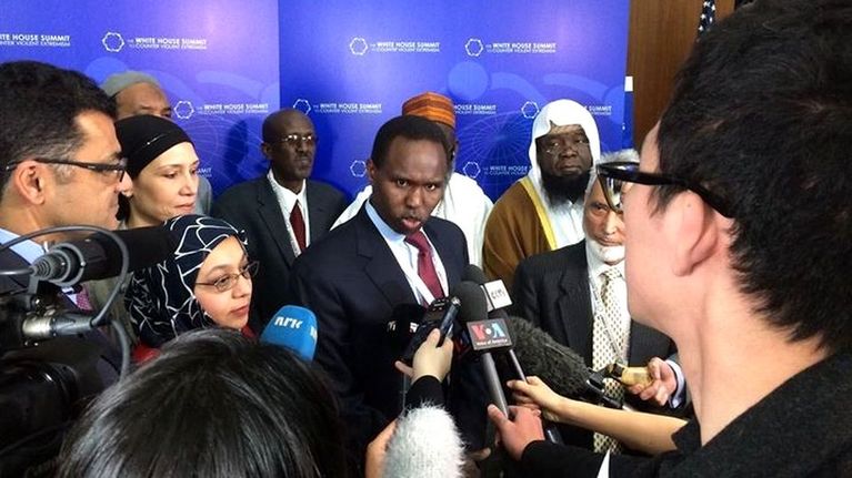 Mohamed Elsanousi avaamassa Valkoisen talon CVE-konferenssia (Summit on Countering Violent Extremism).