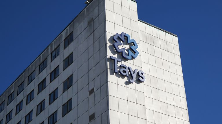 Tays-logo sairaalan seinässä.