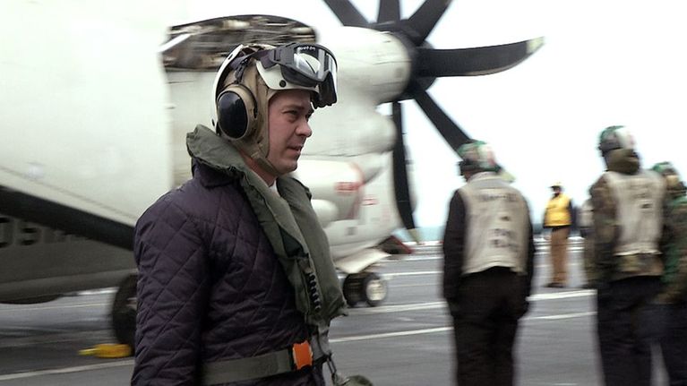 Carl Haglund amerikkalaisen lentotukialuksen kannella.