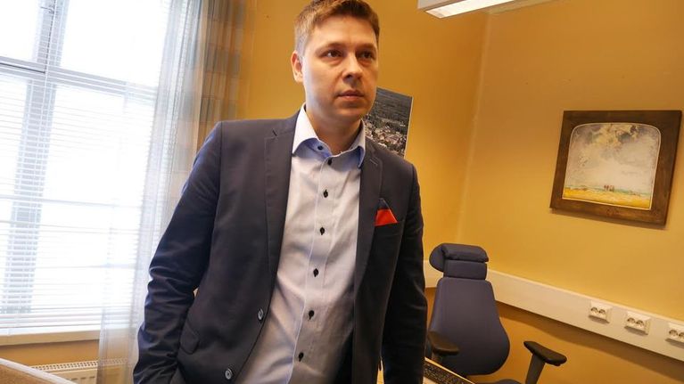 Mies nojaa työpöytään