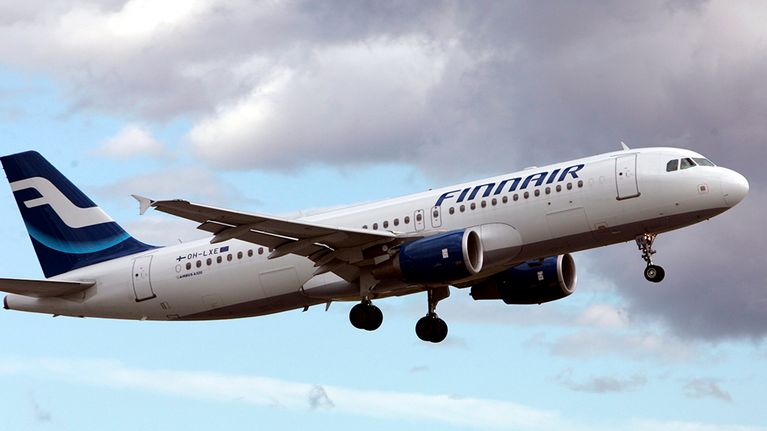Airbus A 320 laskeutumassa.