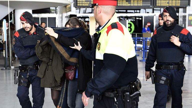 Poliiseja ja lentoturman uhrien omaisia Barcelonan lentokentällä 24. maaliskuuta.