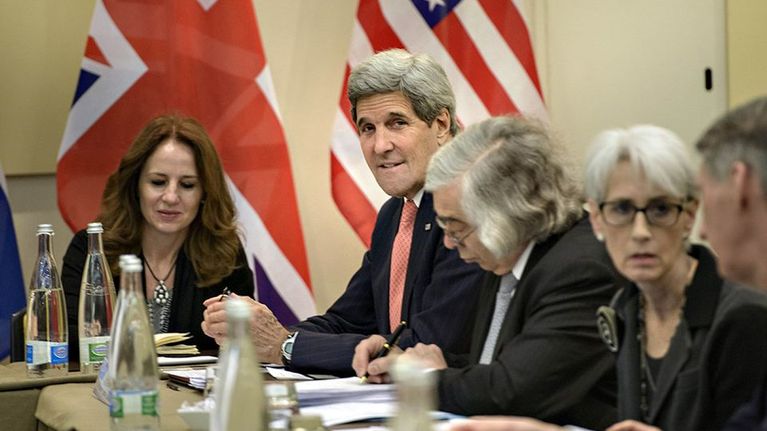 Yhdysvaltain ulkoministeri John Kerry (toinen vas.) odotti ydinohjelmaneuvottelujen jatkumista Lausannessa, Sveitsissä maanantaina.