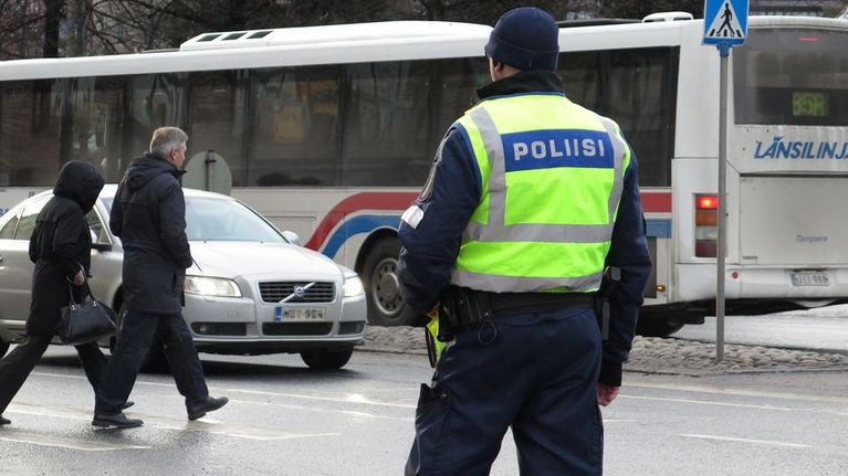 Poliisi valvoo suojatietä.