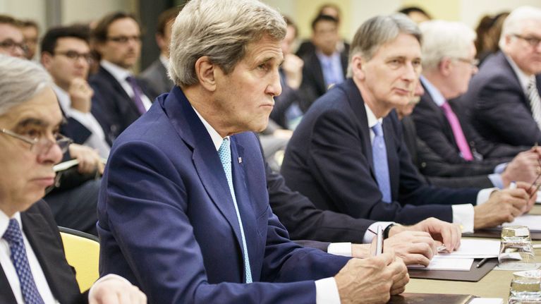 Kuvassa ovat Yhdysvaltain energiaministeri Ernest Moniz (vas.) ja maan ulkoministeri John Kerry ja Iso-Britannian ulkoministeri Philip Hammond P5+1 -kokouksessa Lausannessa 31. maaliskuuta.