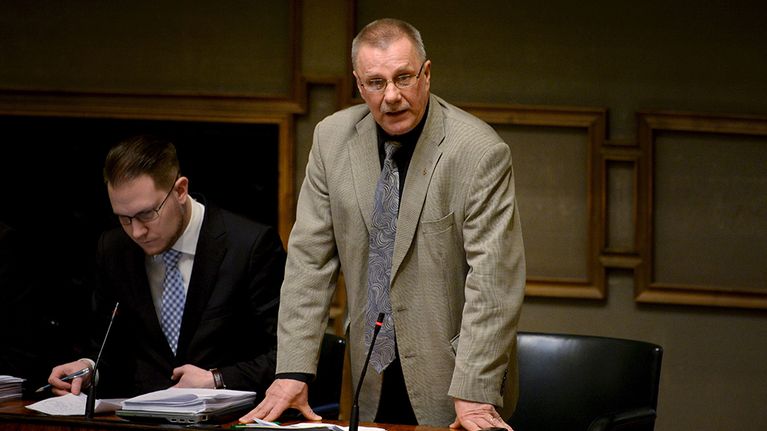 Perussuomalaisten kansanedustaja Pentti Oinonen eduskunnan täysistunnossa Helsingissä 5. maaliskuuta 2015.