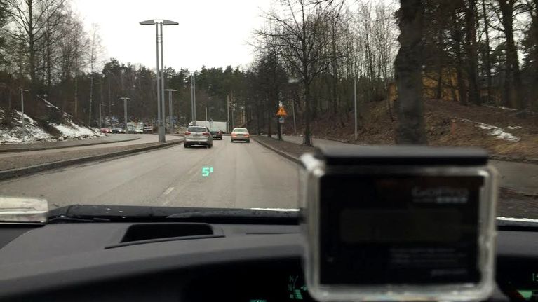 Autokamera kuvaa liikennettä.