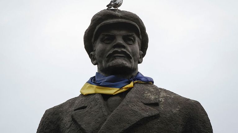 Venäjän entistä johtajaa Vladimir Leniniä esittävä patsas Ukrainan lippu kaulassaan Slavianskissa, Ukrainassa.
