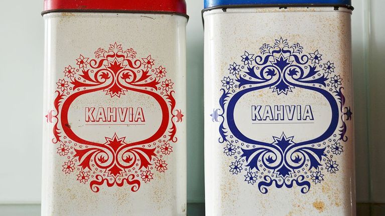 Kaksi Kahvipurkkia.