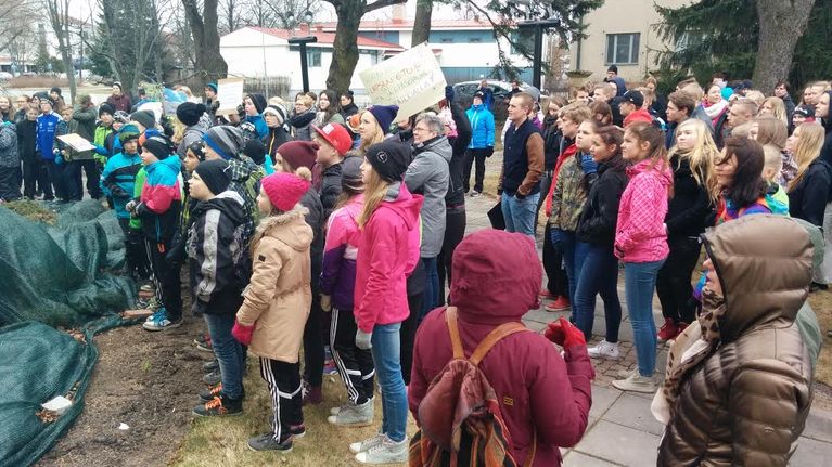 Lakossa olevat koululaiset kokoontuivat Lapuan kaupungintalolle.