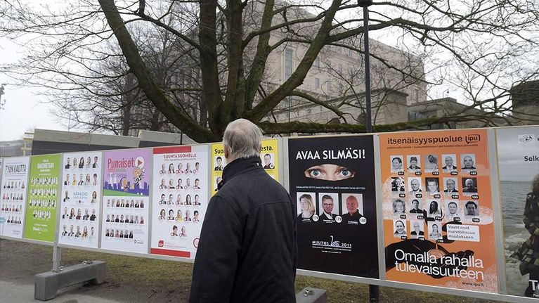 Vaalimainoksia eduskuntatalon edessä.