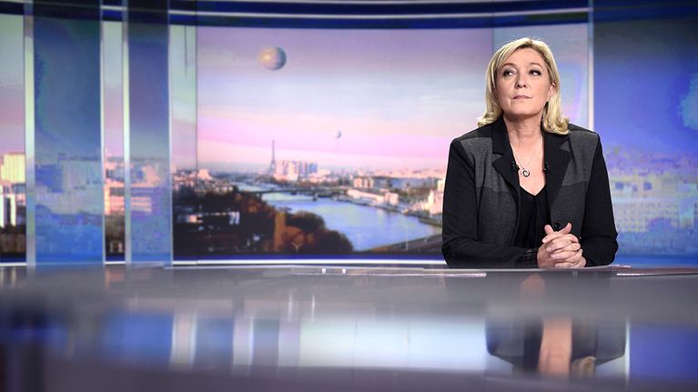 Ranskan äärioikeistolaisen Kansallisen rintaman johtajan Marine Le Pen Ranskan TF1-uutiskanavan iltauutisissa 9. huhtikuuta 2015.