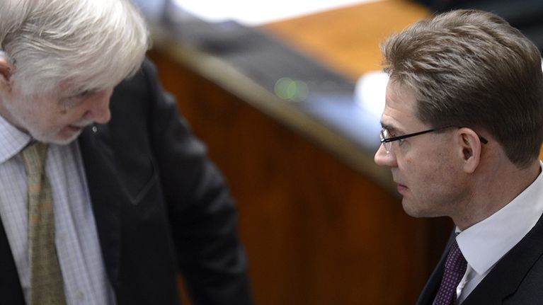 Ulkoministeri Erkki Tuomioja (vas.) ja pääministeri Jyrki Katainen eduskunnan täysistunnossa Helsingissä 18. maaliskuuta 2014.