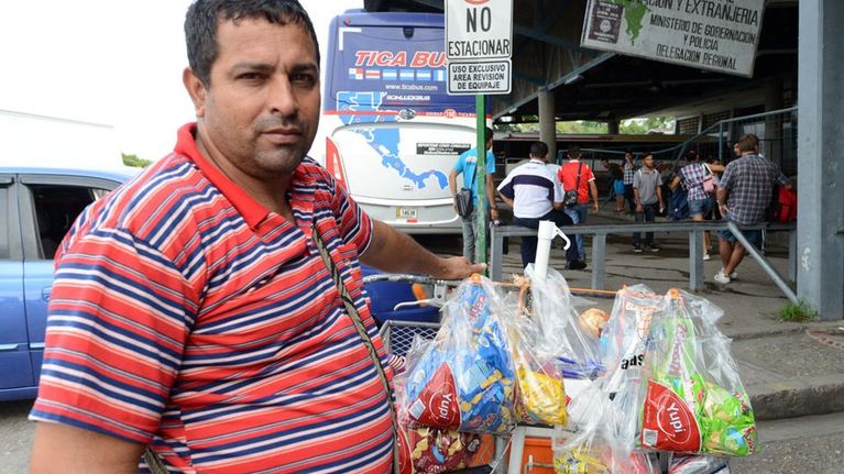 Carlos Zunega menetti 400 dollarin tavarat poliisin ratsiassa Costa Ricassa.