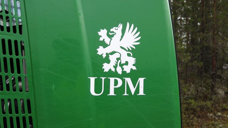 UPM:n logo metsäkoneen kyljessä.