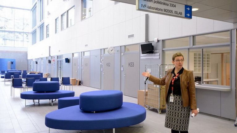 Leena Setälä esittelee uuden Kaarisairaalan sisääntuloaulaa. Aulasta löytyy pian myös ilmoittautumisautomaatti Itte, josta koko leikkausprosessi käynnistyy.
