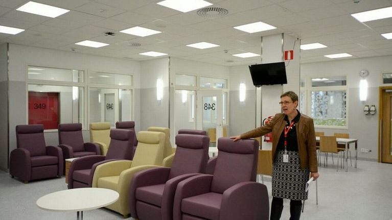 Leena Setälä esittelee toisen vaiheen heräämön tiloja.