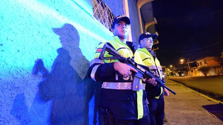 Costaricalaiset poliisit aseet käsissä.