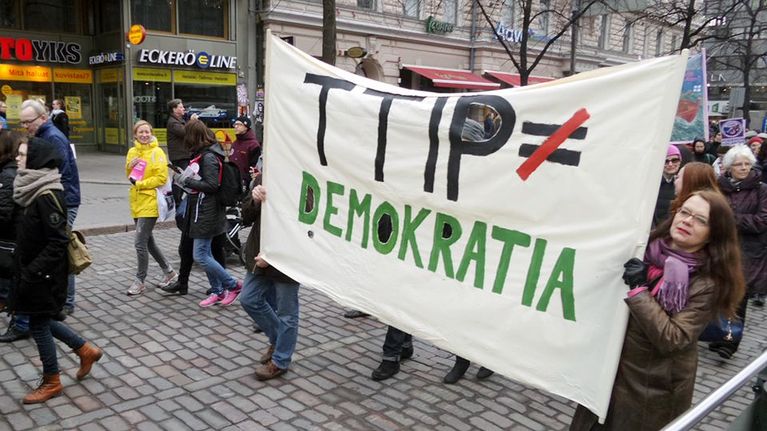 TTIP-sopimuksen vastainen mielenosoitus Helsingissä.